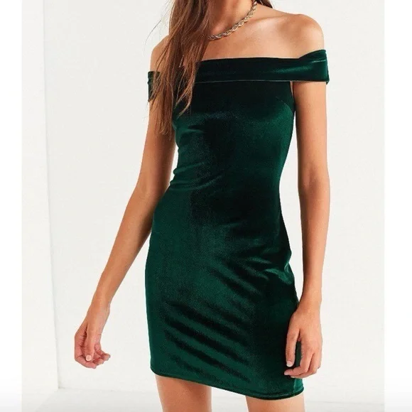 Urban Outfitters Off the Shoulder Bodycon Mini Dress in Green Velvet Size L - Picture 1 of 10